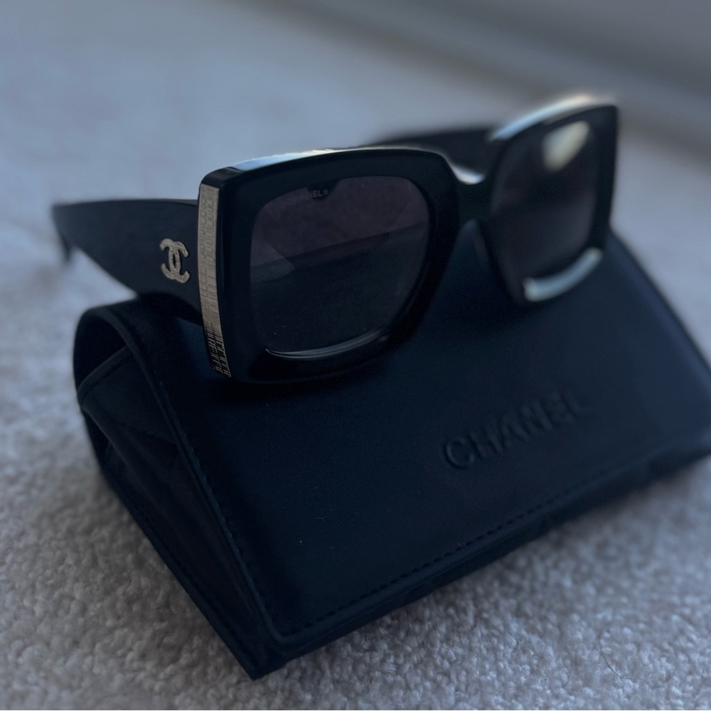 CHANEL Black and Gold Sunglasses with Bold Design - Picture 4 of 16